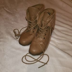 Short oatmeal boots